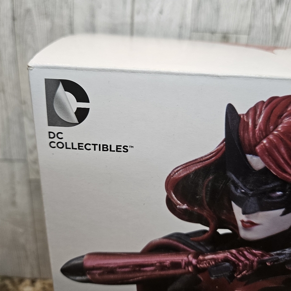 DC Collectibles DC Comics Cover Girls Batwoman Statue 3613 of 5200 RARE LIMITED - Picture 9 of 16